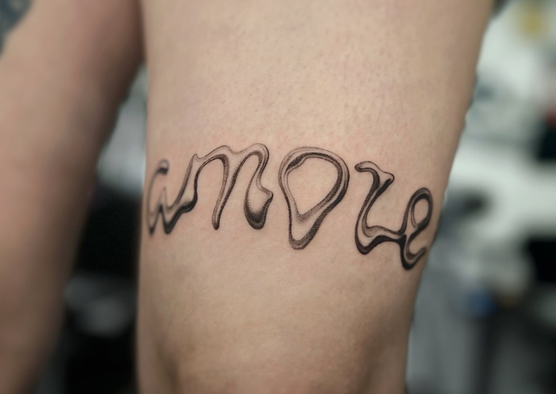 Amore lettering, knee